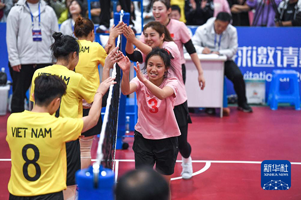 以球会友藤球架起体育交流桥梁(图1)