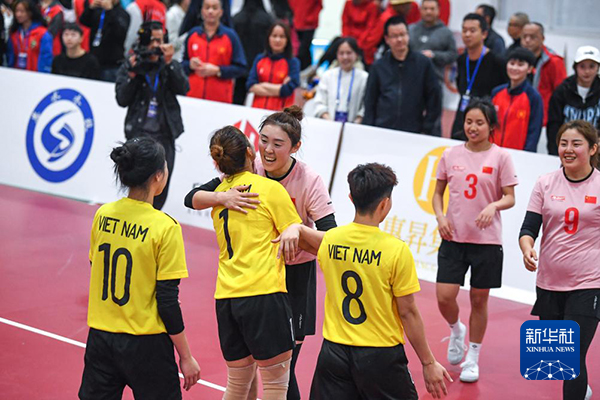 以球会友藤球架起体育交流桥梁(图2)