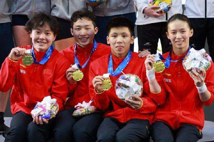 陈芋汐被队友“举高高”抱进场跳水世界杯中国队混团夺金(图1)