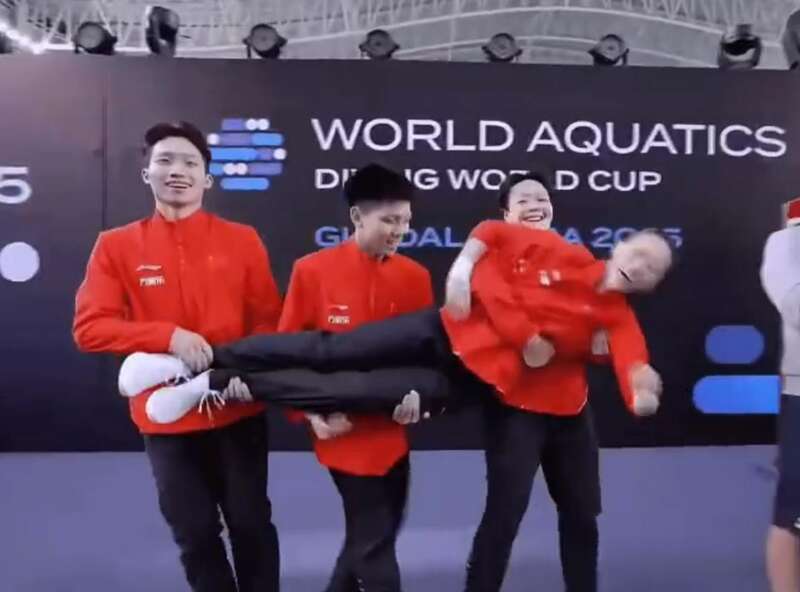 陈芋汐被队友“举高高”抱进场跳水世界杯中国队混团夺金(图4)