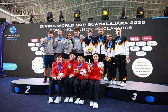 陈芋汐被队友“举高高”抱进场跳水世界杯中国队混团夺金(图2)