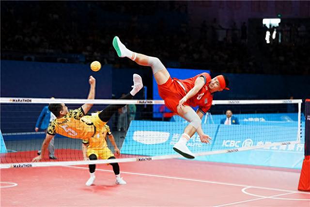 吉报记者带您体验 “脚踢的排球”——藤球(图1)