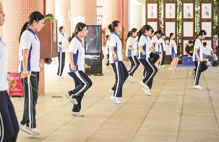 活泼泼的体育课“上”出体教融合新路径深圳娃“炼”出一副好体格(图2)