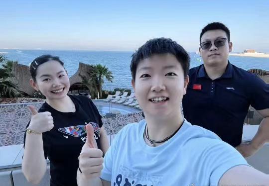 孙颖莎被球迷谩骂王励勤静观谁注意三人组反应两人落泪(图3)