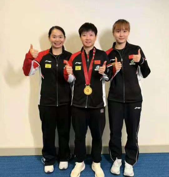 孙颖莎被球迷谩骂王励勤静观谁注意三人组反应两人落泪(图4)