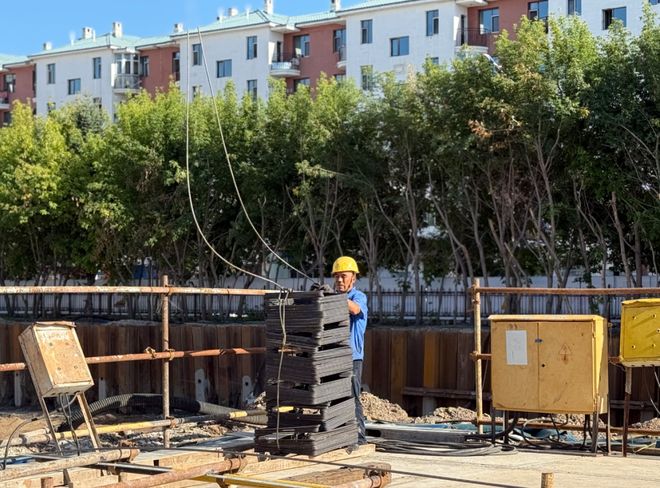 牙克石市第一中学新建教学楼及旧楼维修改造工程全力推进(图6)