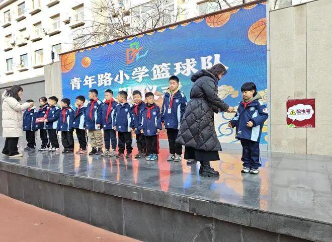 【直通校园】青年路小学篮球队入队仪式：篮球小将们开启逐梦新旅程(图1)