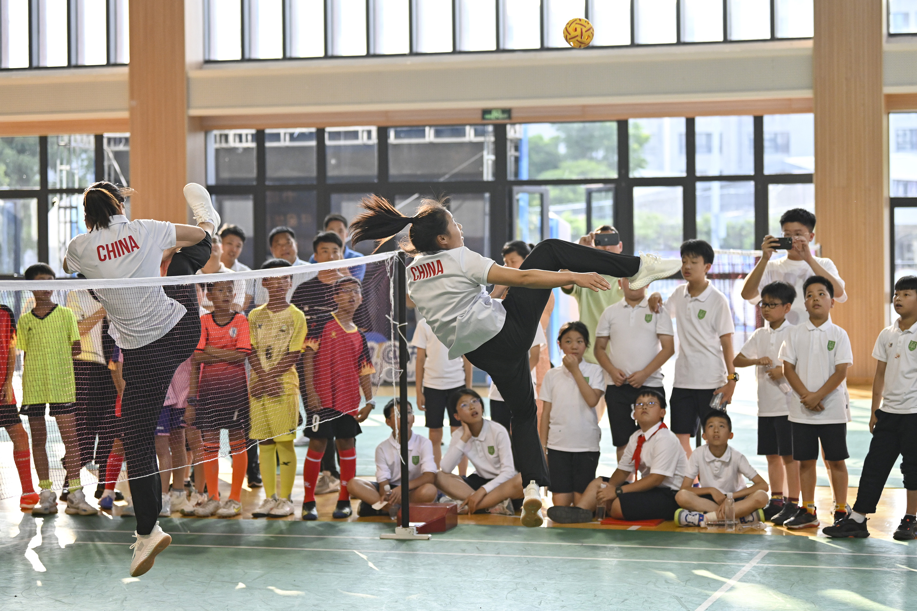 《非常了得》郭德纲曝出生奇事 柳岩玩转藤球(图1)