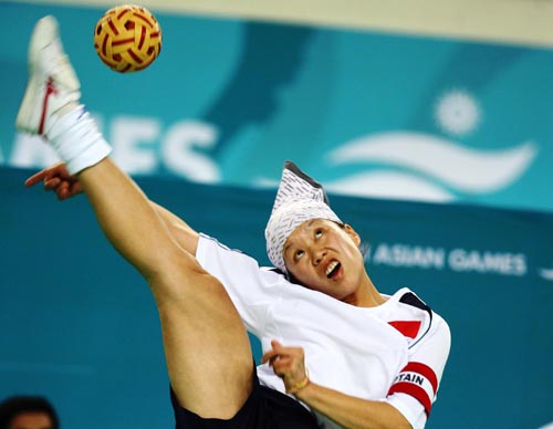 芒市胞波藤球赛燃情开赛(图1)