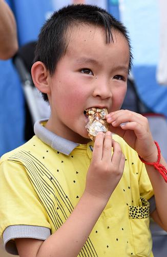 维汉一家亲 切糕王子捐万斤切糕赈灾(图4)